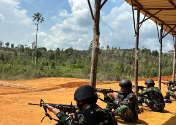 ASAH KEMAMPUAN TEMPUR, PRAJURIT KRI IMAM BONJOL-383 LAKSANAKAN LATIHAN MENEMBAK