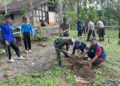 Penghijauan Monumen Trisula, TNI-Polri Bersama SMKN 1 Bakung Wujudkan Kepedulian Lingkungan