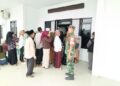 Pastikan Tepat Sasaran, Kopda M Adriyanto Babinsa Desa Taban Monitoring Pembagian Beras di Kantor Desa