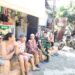 Mewujudkan Keakraban, Babinsa Koramil 0201-16/TM Komsos dengan Warga Binaan di Kelurahan Pekan