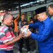 MASYARAKAT TERIMA PEMBAGIAN DAGING QURBAN KORPS MARINIR DI MASJID JANNATIN