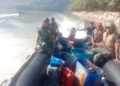 Prajurit Marinir TNI AL Sigap Evakuasi Korban Laka Laut di Pelawangan Puger Jember