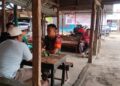 BABINSA DESA NAMO BINTANG MEMANFAATKAN WARUNG SEBAGAI SARANA KOMSOS BERSAMA WARGA