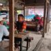 BABINSA DESA NAMO BINTANG MEMANFAATKAN WARUNG SEBAGAI SARANA KOMSOS BERSAMA WARGA