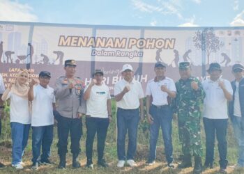 Mayday di Trenggalek: Tanam 808 Pohon untuk Lingkungan