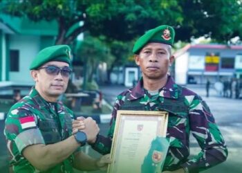 KODAM XV/PATTIMURA BERIKAN PENGHARGAAN KEPADA SERTU KAMARUDIN ATAS AKSI HEROIK DI JEMBATAN MERAH PUTIH