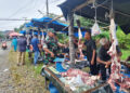 Babinsa dan Sinergi di Babahrot Pantau Penjualan Daging Meugang Idul Adha