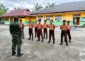 Babinsa Koramil Babahrot Latih Disiplin dan Dasar Kepramukaan Siswa SMPN 7
