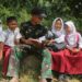 “Rindang Pohon Jadi Ruang Belajar, Satgas TMMD Hadirkan Kehangatan”