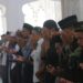 Di Tengah Pengabdian TMMD, Personel Satgas Tunaikan Sholat Jumat Bersama Masyarakat