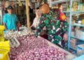 Jelang Iduladha, Babinsa Koramil 21/Madat Cek Ketersediaan dan Harga Sembako di Pasar Tradisional