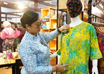 ‎Fenomena Batik Buana Sekar Kedaton : Ludes di Hari Penutupan Pameran UMKM Persit Bisa 2 Kartini Expo, Balai Kartini, Jakarta