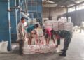 Pantau Distribusi dan Stok, Babinsa Langsa Timur Sambangi Kilang Padi Warga