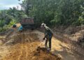Babinsa Koramil 19/Indra Makmur Bersama Warga Rehab Jalan Lorong Akses Kebun
