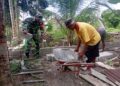 Babinsa Bantu Warga Bangun Fasilitas Lingkungan di Desa
