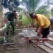 Babinsa Bantu Warga Bangun Fasilitas Lingkungan di Desa