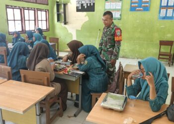 Babinsa Dampingi Penyaluran Makan Bergizi Gratis untuk Pelajar di Babahrot