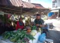 Ukur Stabilitas Produksi Pangan dan Ekonomi Warga, Babinsa Monitoring Harga Sayuran di Pasar Tradisional Susoh