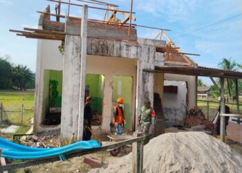 Babinsa Tak Sekadar Mengawal, Tapi Juga Membantu Perbaikan Fasilitas Pendidikan Anak Usia Dini
