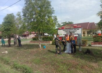 Ciptakan Lingkungan Bersih dan Sehat, Babinsa Koramil 01/Pnr Gelar Gotong Royong Bersama Muspika