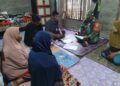 Babinsa Dampingi Pendataan Sosial Ekonomi Kemasyarakatan di Simpang Gading