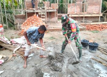 Semangat Gotong Royong, Babinsa Bantu Warga Bangkit Pasca Bencana