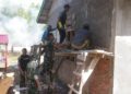 “RTLH Abdul Manaf Mulai Dipoles, Satgas TMMD Kebut Tahap Pemlesteran dan Cat Rumah”