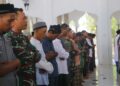 Di Tengah Kesibukan TMMD, Personel Satgas Tetap Khusyuk Salat Jumat Bersama Warga