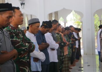 Di Tengah Kesibukan TMMD, Personel Satgas Tetap Khusyuk Salat Jumat Bersama Warga