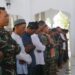 Di Tengah Kesibukan TMMD, Personel Satgas Tetap Khusyuk Salat Jumat Bersama Warga