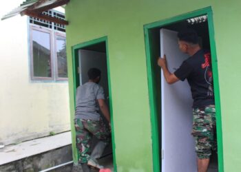Kemanunggalan TNI dan Rakyat, Satgas TMMD Abdya Selesaikan MCK di Gunung Cut