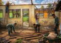 TNI dan Masyarakat Kompak Bersihkan Material Bangunan SDN 1 Rantau Panjang