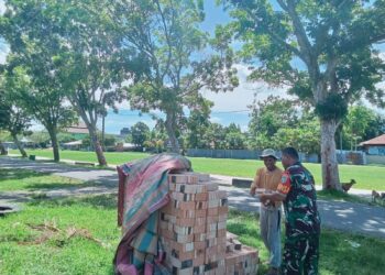 Ringan Tangan, Babinsa di Babahrot Bantu Warga Angkut Material