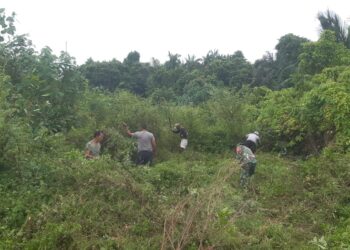 Babinsa dan Warga di Susoh Gotong Royong Bersihkan Semak Belukar