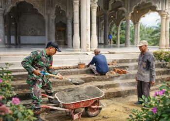 Sertu Suharja Pererat Kebersamaan dengan Warga Lewat Karya Bakti Masjid