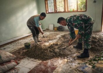 Koptu Windi Percepat Pekerjaan Rehab SDN Alue Kumba Bersama Pekerja