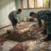 Koptu Windi Percepat Pekerjaan Rehab SDN Alue Kumba Bersama Pekerja