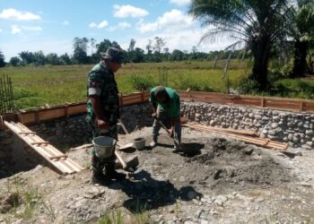 Babinsa Dampingi Warga Bangun Balai Pertemuan Tani di Babahrot