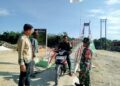 Keselamatan Prioritas, Babinsa Himbau Warga Tak Melebihi Beban Jembatan Gantung