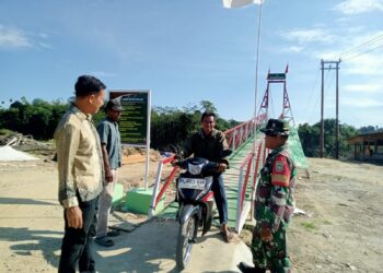 Keselamatan Prioritas, Babinsa Himbau Warga Tak Melebihi Beban Jembatan Gantung
