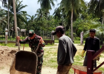 Babinsa Pelda Edi Utomo Bersama Warga Laksanakan Karya Bakti Perbaikan Fasilitas Ibadah
