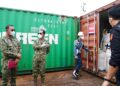 Kasum TNI Tinjau Pemeriksaan Kontainer Mineral Hasil Penindakan TNI AL di Batam