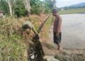 Babinsa Ajak Kejrun Sawah Gelar Gotong Royong Bersihkan Sampah Plastik di Kanal Irigasi
