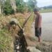 Babinsa Ajak Kejrun Sawah Gelar Gotong Royong Bersihkan Sampah Plastik di Kanal Irigasi