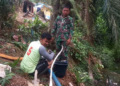 Tak Sekadar Mengawasi, Babinsa Ikut Bekerja Bantu Petani Mengairi Lahan