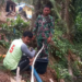 Tak Sekadar Mengawasi, Babinsa Ikut Bekerja Bantu Petani Mengairi Lahan
