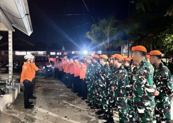 Personel Denmatra 3 Pasgat Dukung Evakuasi Korban Ledakan di Pasar Ikan Fandoi