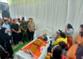 Dandim Bersama Ketua Persit KCK Cabang XI Kodim 0201/Medan Melayat ke Rumah Duka Anggota Yang Meninggal Dunia