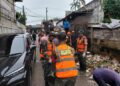 Hilangkan Bau Busuk, Satgas Kodim 0510/Tigaraksa Bersihkan Sampah
