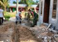 BABINSA DESA MAMUT BANTU WARGA BANGUN TERAS RUMAH, PERKUAT KEMANUNGGALAN TNI-RAKYAT